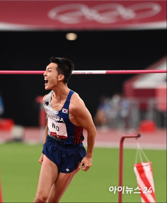 한국 육상 우상혁이 1일 오후 일본 도쿄 올림픽스타디움에서 열린 2020 도쿄올림픽 육상 남자 높이뛰기 결선에 2m27에 성공하고 환호하고 있다.