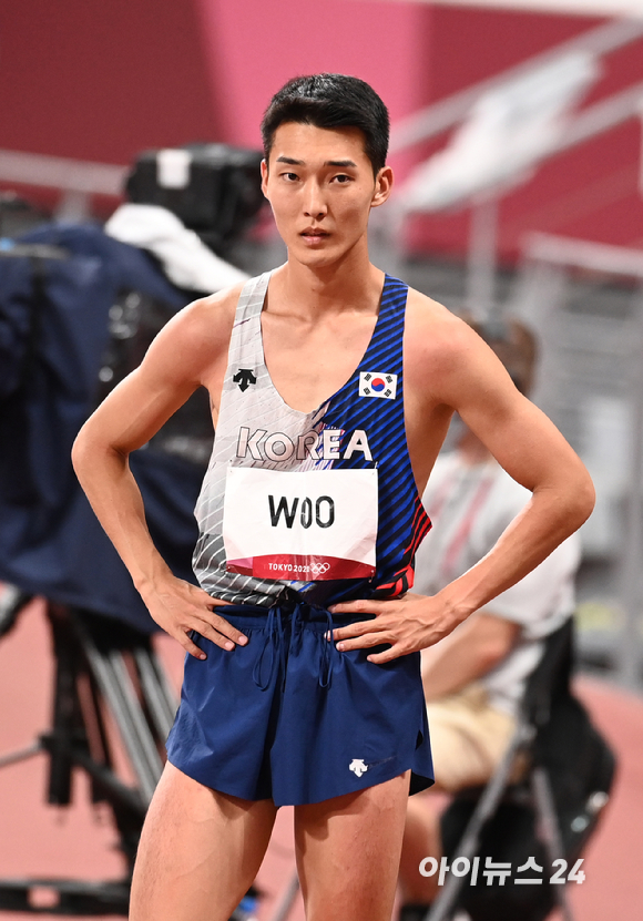 한국 육상 우상혁이 1일 오후 일본 도쿄 올림픽스타디움에서 열린 2020 도쿄올림픽 육상 남자 높이뛰기 결선에 출전해 경기를 준비하고 있다.