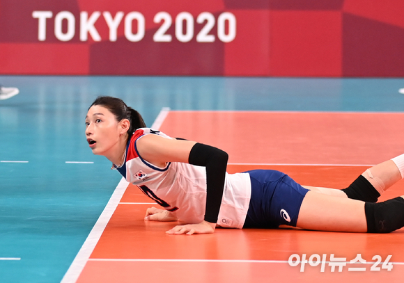 한국 김연경이 2일 일본 도쿄 아리아케 아레나에서 열린 '2020 도쿄올림픽' 여자배구 예선 A조 세르비아와 대한민국의 경기에서 디그를 하고 있다.