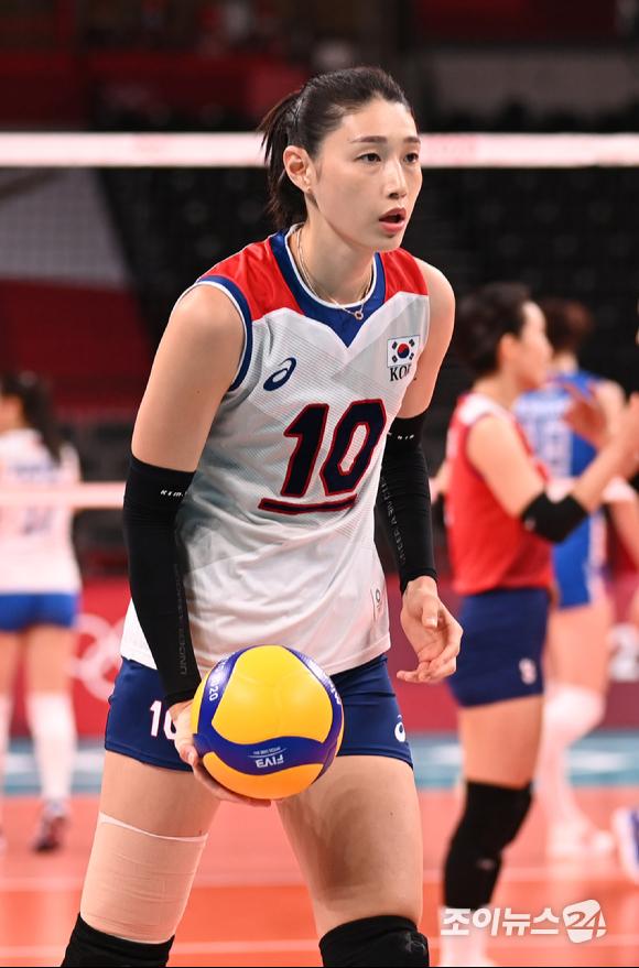 한국 김연경이 2일 일본 도쿄 아리아케 아레나에서 열린 '2020 도쿄올림픽' 여자배구 예선 A조 세르비아와 대한민국의 경기에서 서브를 준비하고 있다.