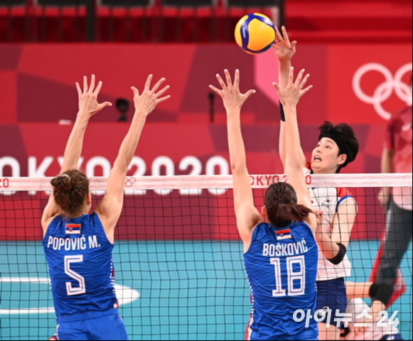 한국 김희진이 2일 일본 도쿄 아리아케 아레나에서 열린 '2020 도쿄올림픽' 여자배구 예선 A조 세르비아와 대한민국의 경기에서 공격을 하고 있다.