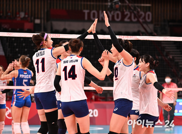 한국 여자 배구대표팀이 2일 일본 도쿄 아리아케 아레나에서 열린 '2020 도쿄올림픽' 여자배구 예선 A조 세르비아와 대한민국의 경기에서 득점을 한 후 기뻐하고 있다.