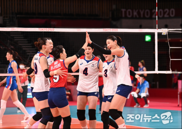 한국 여자 배구대표팀이 2일 일본 도쿄 아리아케 아레나에서 열린 '2020 도쿄올림픽' 여자배구 예선 A조 세르비아와 대한민국의 경기에서 득점을 한 후 기뻐하고 있다.