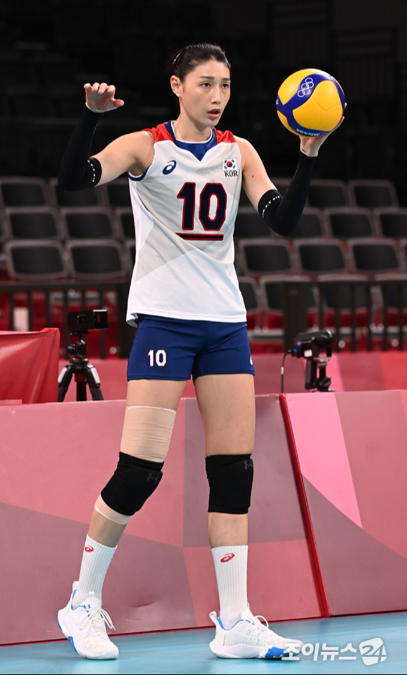 한국 김연경이 2일 일본 도쿄 아리아케 아레나에서 열린 '2020 도쿄올림픽' 여자배구 예선 A조 세르비아와 대한민국의 경기에서 서브를 준비하고 있다.