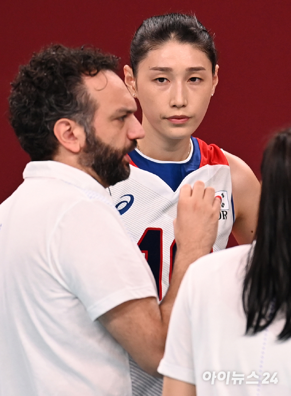 한국 김연경이 2일 일본 도쿄 아리아케 아레나에서 열린 '2020 도쿄올림픽' 여자배구 예선 A조 세르비아와 대한민국의 경기에서 라바리니 감독의 작전을 듣고 있다.