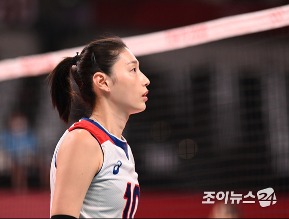 한국 김연경이 2일 일본 도쿄 아리아케 아레나에서 열린 '2020 도쿄올림픽' 여자배구 예선 A조 세르비아와 대한민국의 경기에서 집중하고 있다.