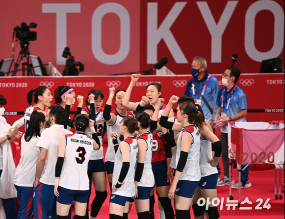 한국 여자배구대표팀이 2일 일본 도쿄 아리아케 아레나에서 열린 '2020 도쿄올림픽' 여자배구 예선 A조 세르비아와 대한민국의 경기에서 파이팅을 외치고 있다.