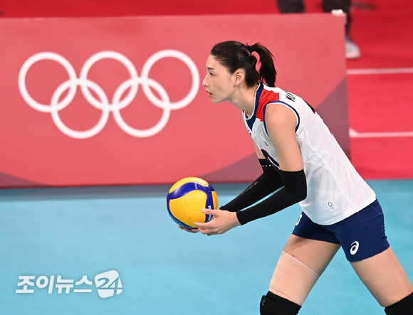 한국 여자배구대표팀이 2일 일본 도쿄 아리아케 아레나에서 열린 '2020 도쿄올림픽' 여자배구 예선 A조 세르비아와 대한민국의 경기에서 서브를 준비하고 있다.