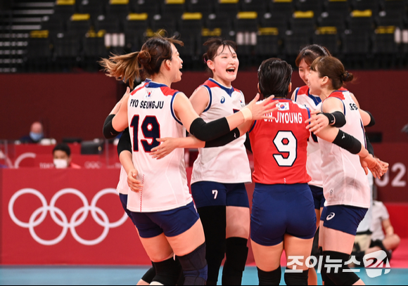 한국 여자배구대표팀이 2일 일본 도쿄 아리아케 아레나에서 열린 '2020 도쿄올림픽' 여자배구 예선 A조 세르비아와 대한민국의 경기에서 하이파이브를 하고 있다.