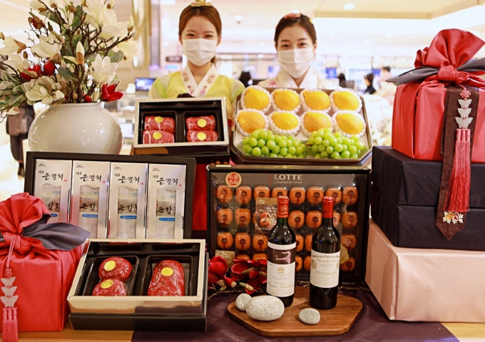 롯데백화점에서 직원들이 '2021년 추석 선물세트'를 소개하고 있다.  [사진=롯데쇼핑]