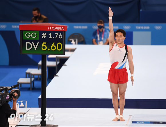 2일 일본 도쿄 아리아케 체조경기장에서 '2020 도쿄올림픽' 남자 기계체조 도마 결선 경기가 열렸다. 대한민국 신재환이 도마 연기를 펼치고 있다.