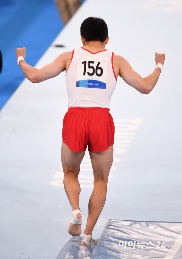 2일 일본 도쿄 아리아케 체조경기장에서 '2020 도쿄올림픽' 남자 기계체조 도마 결선 경기가 열렸다. 대한민국 신재환이 도마 연기를 펼치고 있다.