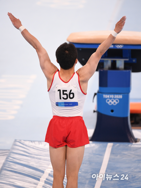 2일 일본 도쿄 아리아케 체조경기장에서 '2020 도쿄올림픽' 남자 기계체조 도마 결선 경기가 열렸다. 대한민국 신재환이 도마 연기를 펼치고 있다.