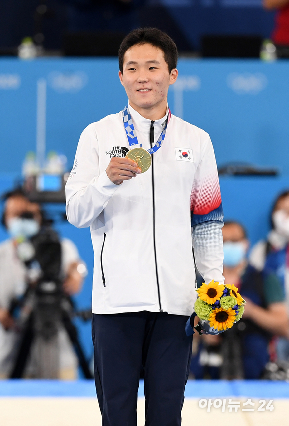 2일 일본 도쿄 아리아케 체조경기장에서 '2020 도쿄올림픽' 남자 기계체조 도마 결선 경기가 열렸다. 대한민국 신재환이 금메달을 따낸 후 기념촬영을 하고 있다. 신재환은 1차 시기에서 14.733점, 2차 시기에서 14.833점, 평균 14.783점으로 1위를 차지하며 한국 남자 체조 사상 9년 만에 두 번째 금메달을 목에 걸었다.