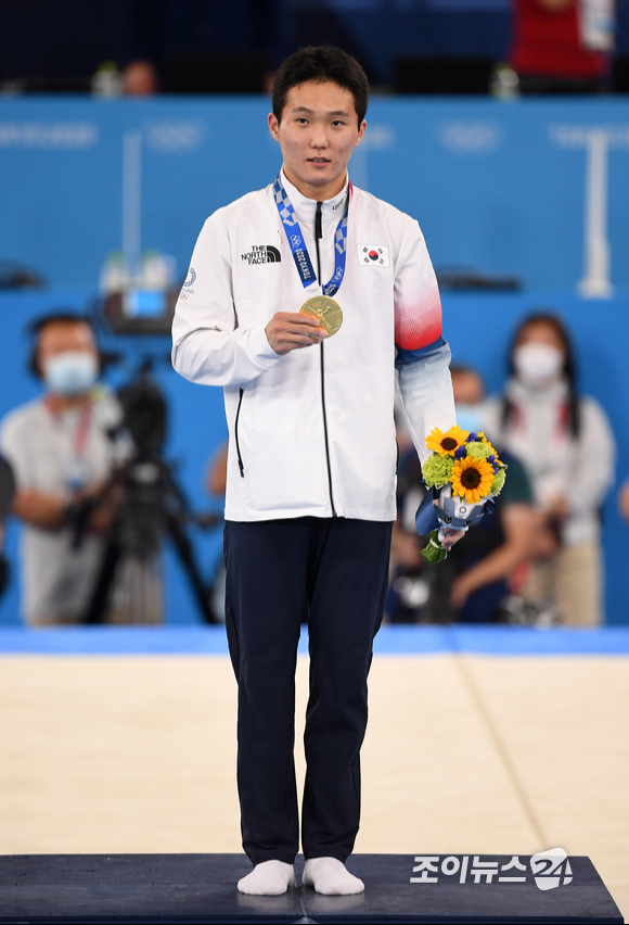 2일 일본 도쿄 아리아케 체조경기장에서 '2020 도쿄올림픽' 남자 기계체조 도마 결선 경기가 열렸다. 대한민국 신재환이 금메달을 따낸 후 기념촬영을 하고 있다. 신재환은 1차 시기에서 14.733점, 2차 시기에서 14.833점, 평균 14.783점으로 1위를 차지하며 한국 남자 체조 사상 9년 만에 두 번째 금메달을 목에 걸었다.