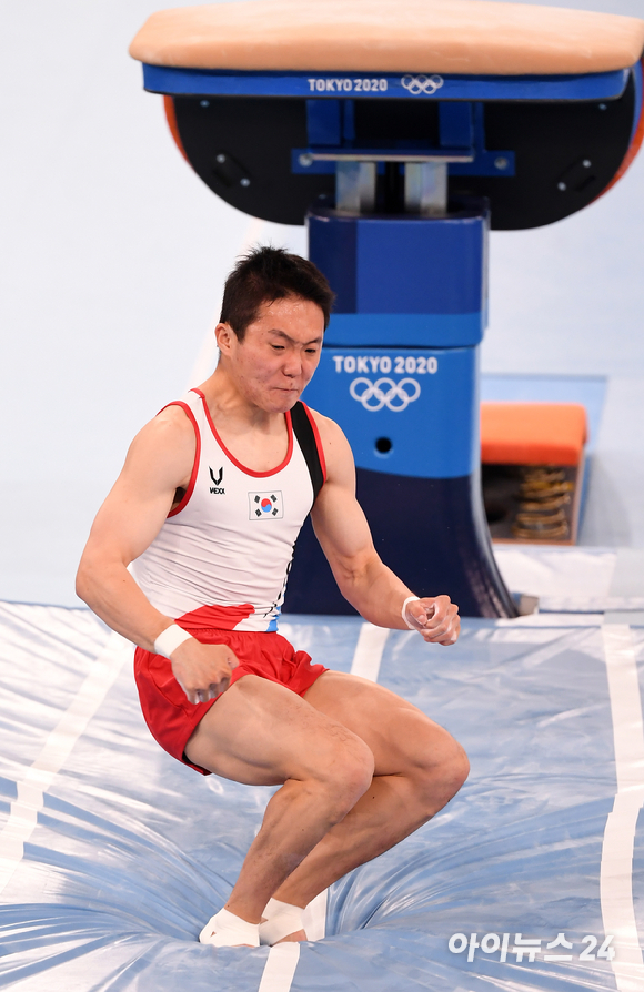 2일 일본 도쿄 아리아케 체조경기장에서 '2020 도쿄올림픽' 남자 기계체조 도마 결선 경기가 열렸다. 대한민국 신재환이 도마 연기를 펼치고 있다. 신재환은 1차 시기에서 14.733점, 2차 시기에서 14.833점, 평균 14.783점으로 1위를 차지하며 한국 남자 체조 사상 9년 만에 두 번째 금메달을 목에 걸었다.