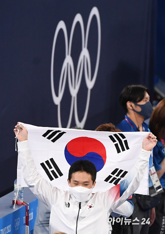 2일 일본 도쿄 아리아케 체조경기장에서 '2020 도쿄올림픽' 남자 기계체조 도마 결선 경기가 열렸다. 대한민국 신재환이 금메달을 따낸 후 태극기 세리머니를 하고 있다. 