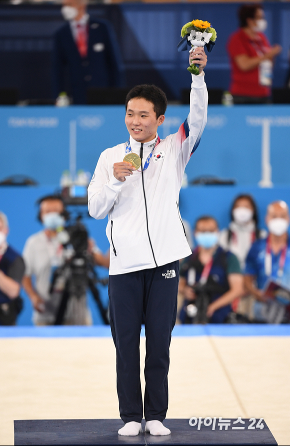 2일 일본 도쿄 아리아케 체조경기장에서 '2020 도쿄올림픽' 남자 기계체조 도마 결선 경기가 열렸다. 대한민국 신재환이 금메달을 따낸 후 기념촬영을 하고 있다. 