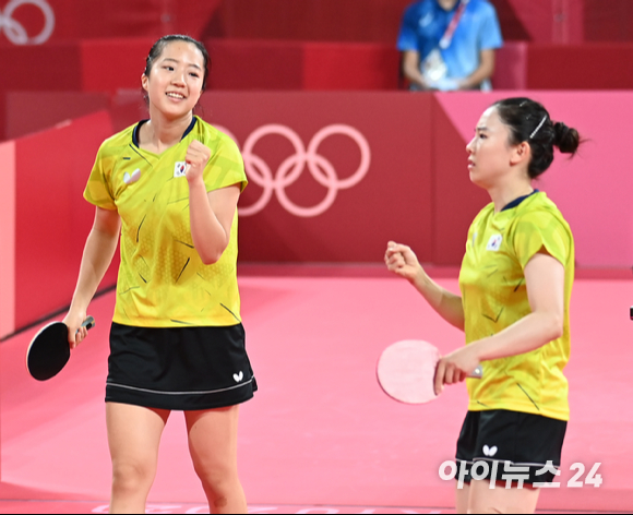 3일 일본 도쿄체육관에서 2020 도쿄올림픽 여자탁구 단체 8강 한국과 독일의 경기가 열렸다. 한국 전지희와 신유빈이 복식 경기를 승리하고 기뻐하고 있다.