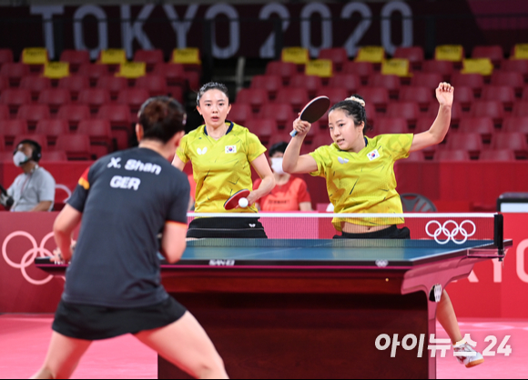 3일 일본 도쿄체육관에서 2020 도쿄올림픽 여자탁구 단체 8강 한국과 독일의 경기가 열렸다. 한국 전지희와 신유빈이 복식 경기에 임하고 있다.