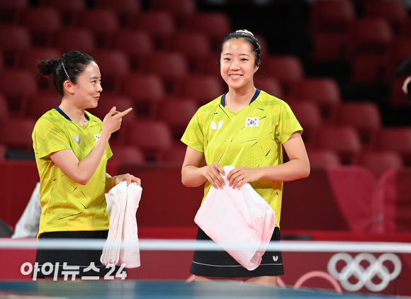 3일 일본 도쿄체육관에서 열린 2020 도쿄올림픽 여자탁구 단체 8강 한국과 독일의 경기에서 한국 전지희와 신유빈이 복식 경기에 임하고 있다.