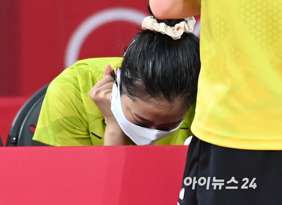 3일 일본 도쿄체육관에서 열린 2020 도쿄올림픽 여자탁구 단체 8강 한국과 독일의 경기에서 한국이 2-3으로 패해 4강진출에 실패했다. 한국 신유빈이 아쉬워하고 있다.
