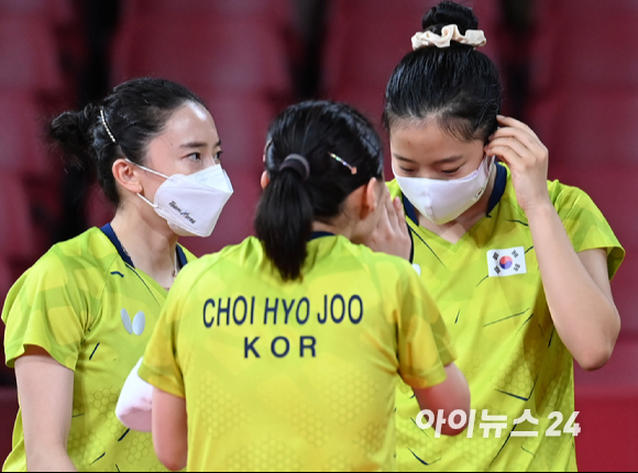 3일 일본 도쿄체육관에서 열린 2020 도쿄올림픽 여자탁구 단체 8강 한국과 독일의 경기에서 한국이 2-3으로 패해 4강진출에 실패했다. 한국 전지희-최효주-신유빈이 아쉬워하고 있다.