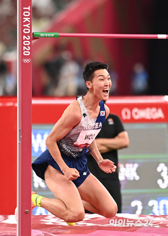 한국 육상 우상혁이 1일 오후 일본 도쿄 올림픽스타디움에서 열린 2020 도쿄올림픽 육상 남자 높이뛰기 결선에 출전해 3m30을 성공한 후 환호하고 있다.