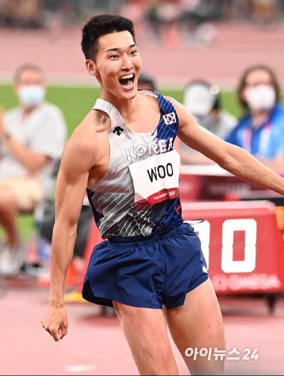 한국 육상 우상혁이 1일 오후 일본 도쿄 올림픽스타디움에서 열린 2020 도쿄올림픽 육상 남자 높이뛰기 결선에 출전해 2ｍ35 1차 시기를 성공해 한국신기록을 기록하고 있다.