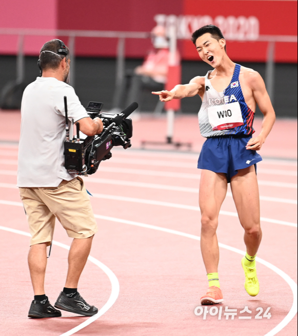 한국 육상 우상혁이 1일 오후 일본 도쿄 올림픽스타디움에서 열린 2020 도쿄올림픽 육상 남자 높이뛰기 결선에 출전해 2m33을 성공하고 중계카메라를 향해 환호하고 있다.