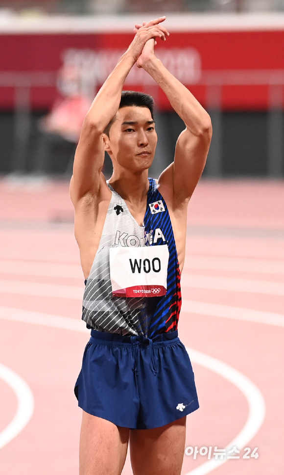 한국 육상 우상혁이 1일 오후 일본 도쿄 올림픽스타디움에서 열린 2020 도쿄올림픽 육상 남자 높이뛰기 결선에 출전해 2m33을 재도전하며 관객 호응을 유도하고 있다.