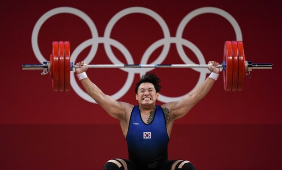 한국 역도 진윤성이 3일 열린 도쿄올림픽 남자 109㎏ 급에 출전해 바벨을 들어올리고 있다. 그는 해당 종목에서 6위에 올랐다. [사진=뉴시스]