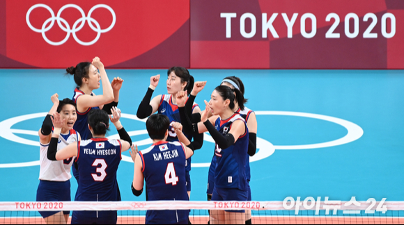 4일 오전 일본 도쿄 아리아케 아레나에서 2020 도쿄올림픽 여자 배구 8강 대한민국 대 터키의 경기가 펼쳐졌다. 한국 여자 배구대표팀이 경기 시작 전 파이팅을 외치고 있다.