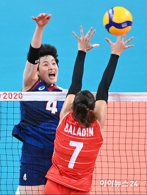 4일 오전 일본 도쿄 아리아케 아레나에서 2020 도쿄올림픽 여자 배구 8강 대한민국 대 터키의 경기가 펼쳐졌다. 한국 김희진이 스파이크를 시도하고 있다.