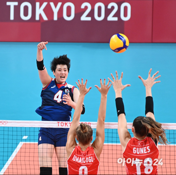 4일 오전 일본 도쿄 아리아케 아레나에서 2020 도쿄올림픽 여자 배구 8강 대한민국 대 터키의 경기가 펼쳐졌다. 한국 김희진이 스파이크를 시도하고 있다.