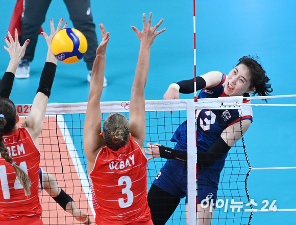 4일 오전 일본 도쿄 아리아케 아레나에서 2020 도쿄올림픽 여자 배구 8강 대한민국 대 터키의 경기가 펼쳐졌다. 한국 박정아가 스파이크를 하고 있다.