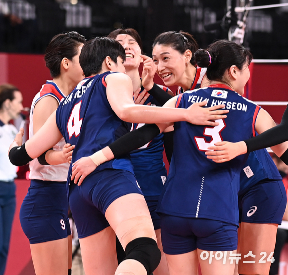 4일 오전 일본 도쿄 아리아케 아레나에서 2020 도쿄올림픽 여자 배구 8강 대한민국 대 터키의 경기가 펼쳐졌다. 한국 김연경이 득점을 올린 후 선수들과 기뻐하고 있다.