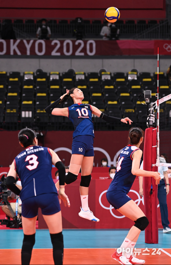4일 오전 일본 도쿄 아리아케 아레나에서 2020 도쿄올림픽 여자 배구 8강 대한민국 대 터키의 경기가 펼쳐졌다. 한국 김연경이 스파이크를 시도하고 있다.
