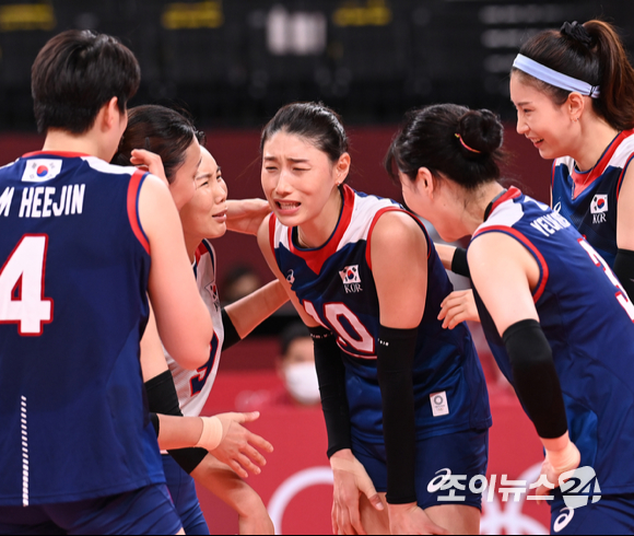 4일 오전 일본 도쿄 아리아케 아레나에서 2020 도쿄올림픽 여자 배구 8강 대한민국 대 터키의 경기가 펼쳐졌다. 한국 김연경이 선수들과 대화를 하고 있다.
