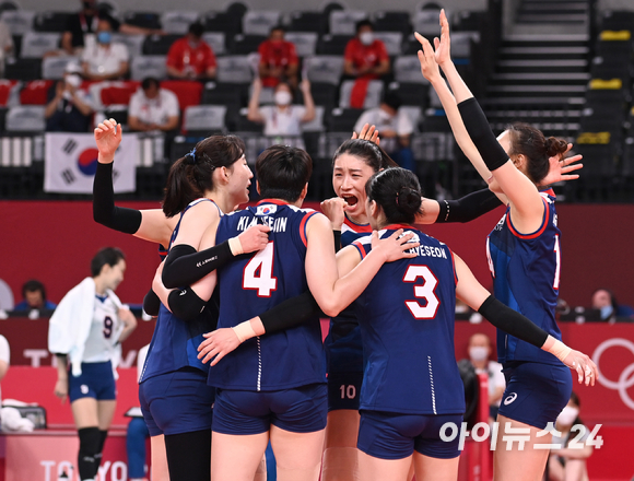 4일 오전 일본 도쿄 아리아케 아레나에서 2020 도쿄올림픽 여자 배구 8강 대한민국 대 터키의 경기가 펼쳐졌다. 한국 여자 배구대표팀이 포효하고 있다.