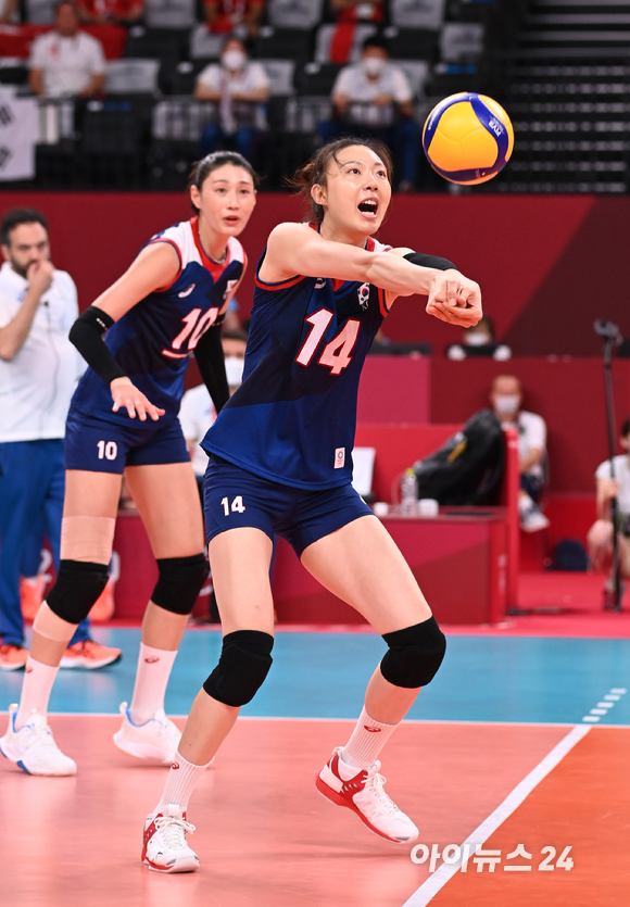 4일 오전 일본 도쿄 아리아케 아레나에서 2020 도쿄올림픽 여자 배구 8강 대한민국 대 터키의 경기가 펼쳐졌다. 한국 양효진이 리시브를 하고 있다.