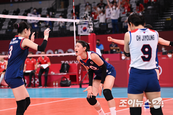 4일 오전 일본 도쿄 아리아케 아레나에서 2020 도쿄올림픽 여자 배구 8강 대한민국 대 터키의 경기가 펼쳐졌다. 한국 김연경이 3세트를 승리하자 기뻐하고 있다.