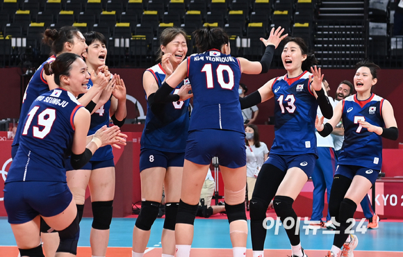 4일 오전 일본 도쿄 아리아케 아레나에서 2020 도쿄올림픽 여자 배구 8강 대한민국 대 터키의 경기가 펼쳐졌다. 3-2로 한국이 승리해 4강에 진출한 가운데 선수들이 기쁨을 나누고 있다.