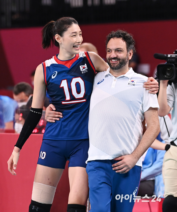 4일 오전 일본 도쿄 아리아케 아레나에서 2020 도쿄올림픽 여자 배구 8강 대한민국 대 터키의 경기가 펼쳐졌다. 3-2로 한국이 승리해 4강에 진출한 가운데 김연경과 라바리니 감독이 기쁨을 나누고 있다.