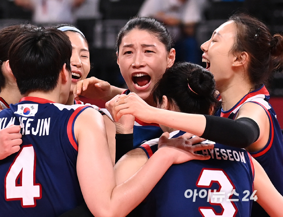 4일 오전 일본 도쿄 아리아케 아레나에서 열린 2020 도쿄올림픽 여자 배구 8강 대한민국 대 터키의 경기에서 3-2로 한국이 승리해 4강에 진출했다. 선수들이 득점에 성공하고 기뻐하고 있다.