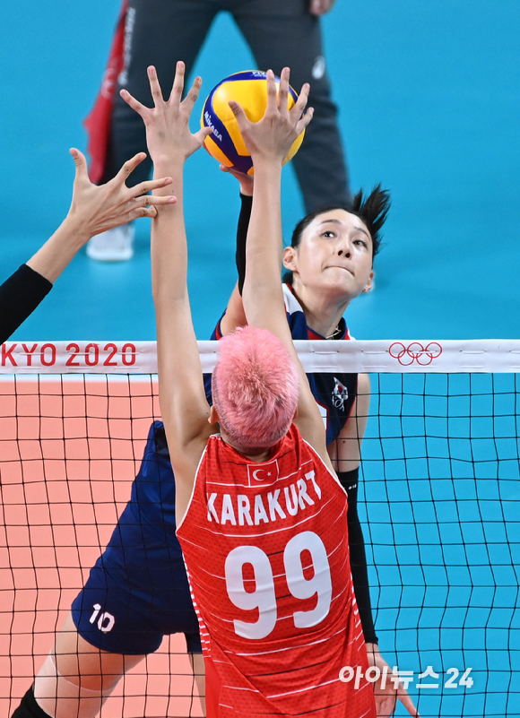 4일 오전 일본 도쿄 아리아케 아레나에서 2020 도쿄올림픽 여자 배구 8강 대한민국 대 터키의 경기가 펼쳐졌다. 한국 김연경이 밀어넣기를 성공하고 있다.