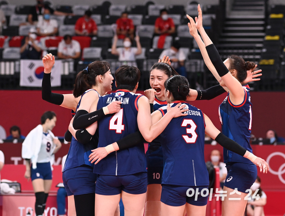 4일 오전 일본 도쿄 아리아케 아레나에서 2020 도쿄올림픽 여자 배구 8강 대한민국 대 터키의 경기가 펼쳐졌다. 한국 여자 배구대표팀이 포효하고 있다.