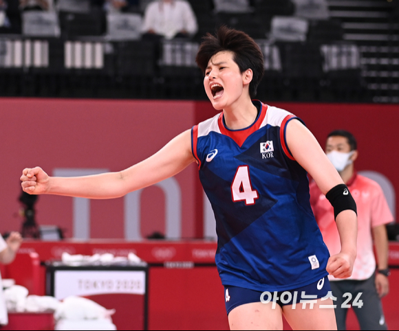 4일 오전 일본 도쿄 아리아케 아레나에서 열린 2020 도쿄올림픽 여자 배구 8강 대한민국 대 터키의 경기에서 3-2로 한국이 승리해 4강에 진출했다. 김희진이 득점에 성공하고 기뻐하고 있다.