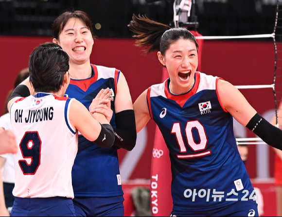 4일 오전 일본 도쿄 아리아케 아레나에서 열린 2020 도쿄올림픽 여자 배구 8강 대한민국 대 터키의 경기에서 3-2로 한국이 승리해 4강에 진출했다. 박정아와 김연경이 경기 중 득점에 성공하자 기뻐하고 있다.