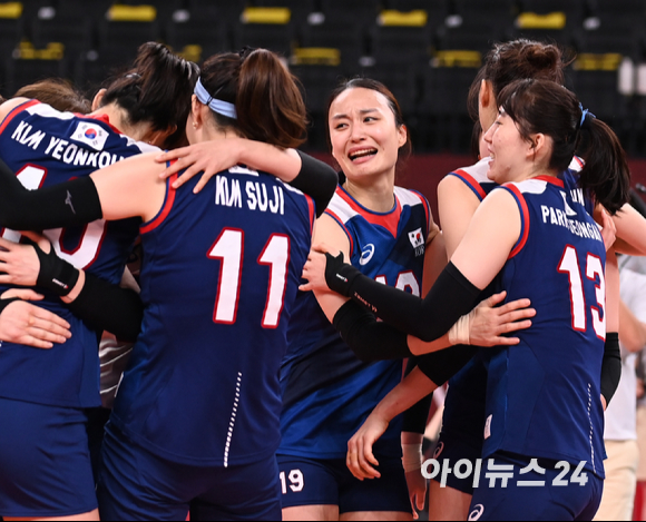 4일 오전 일본 도쿄 아리아케 아레나에서 2020 도쿄올림픽 여자 배구 8강 대한민국 대 터키의 경기가 펼쳐졌다. 3-2로 한국이 승리해 4강에 진출한 가운데 선수들이 눈물을 흘리며 기쁨을 나누고 있다.